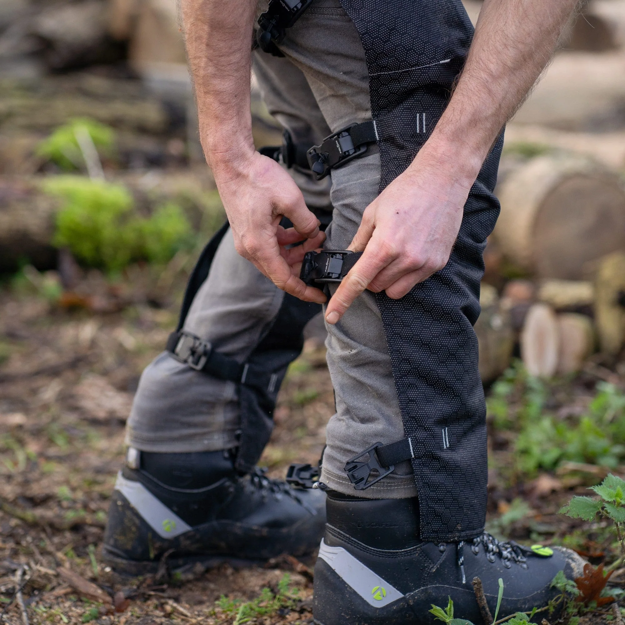 AT4009(US) Arbortec Chainsaw Chaps Front Protection - Black - Image 11