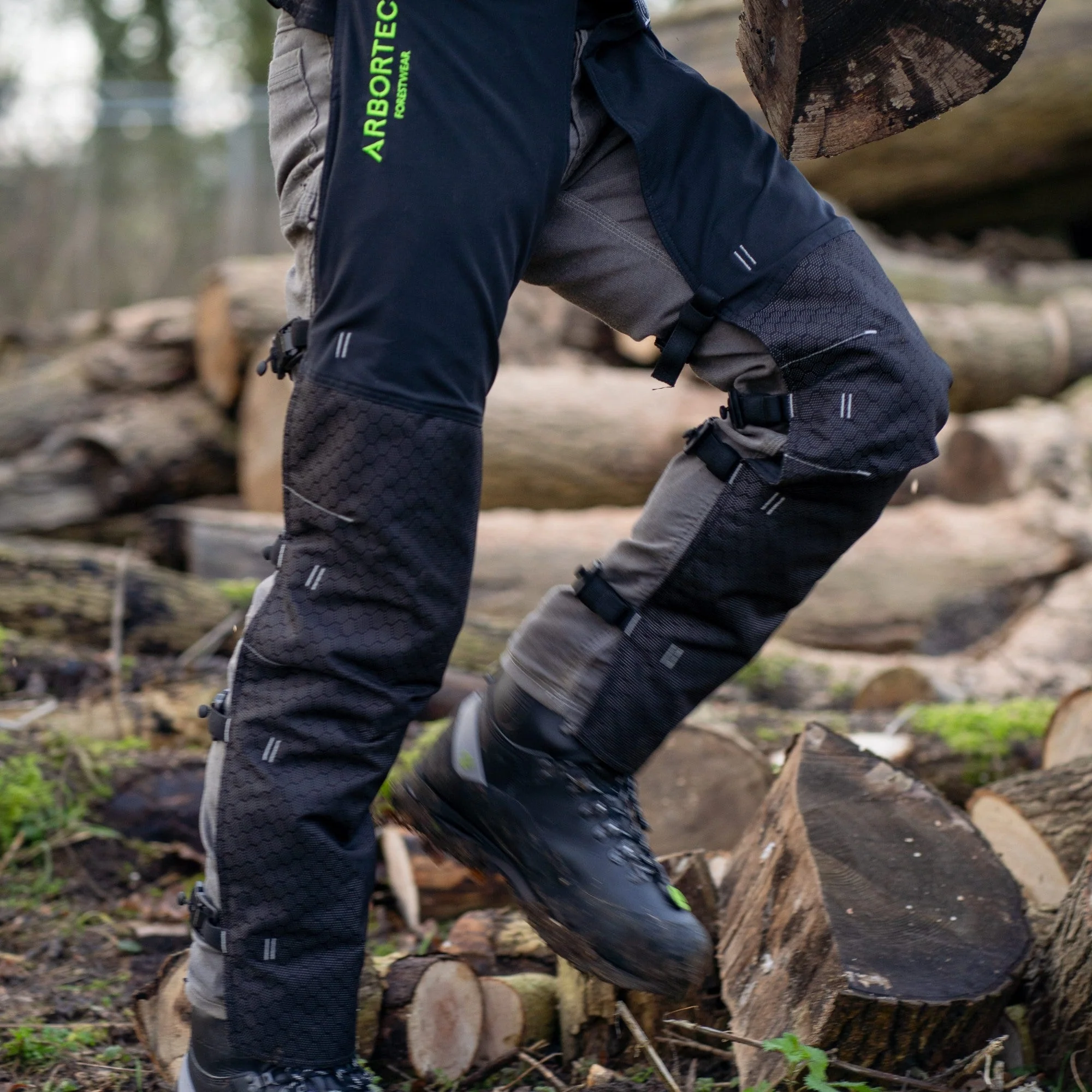 AT4009(US) Arbortec Chainsaw Chaps Front Protection - Black - Image 14