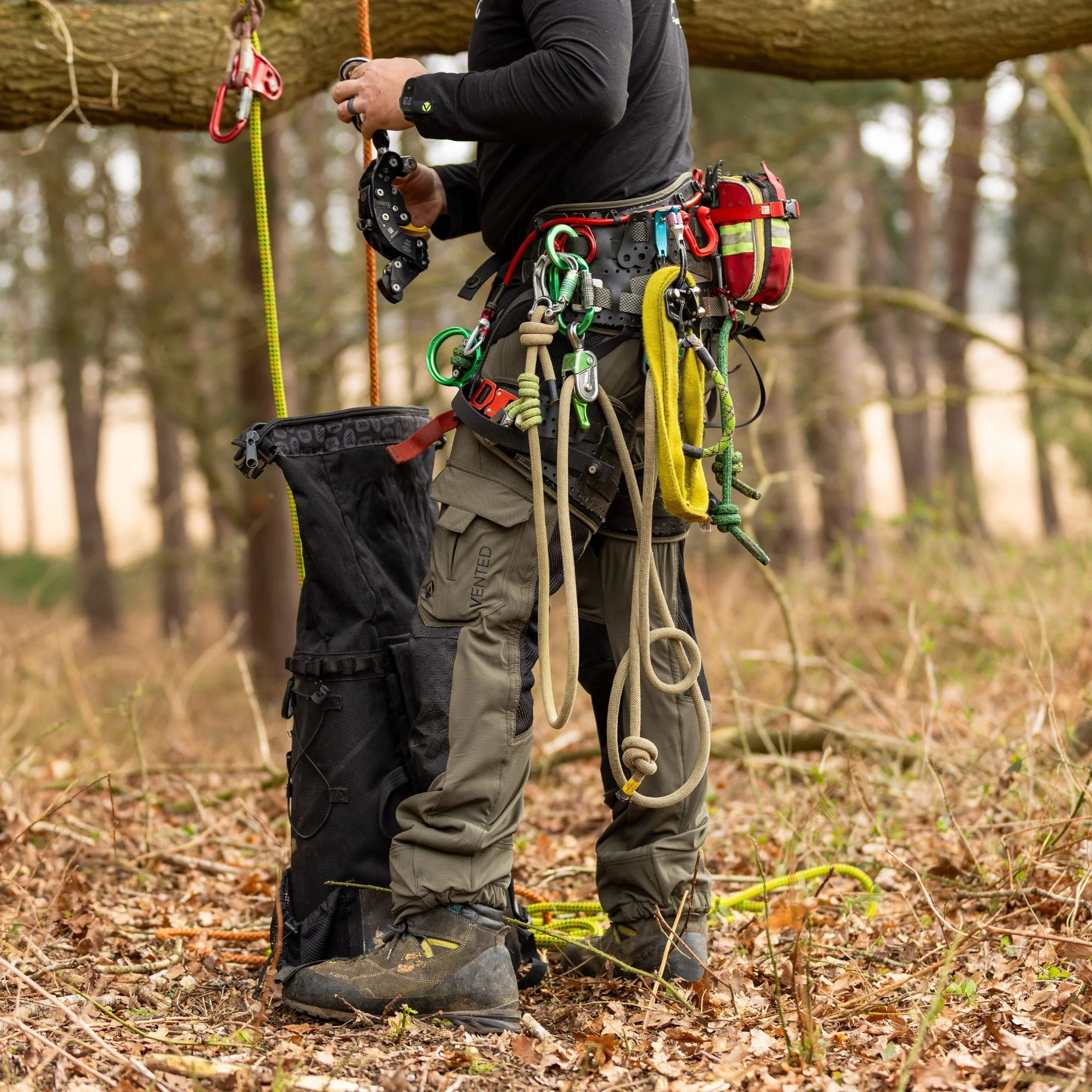 AT4062(EU) Arbortec Vented Chainsaw Trousers Design A Class 1 - Olive - Image 11
